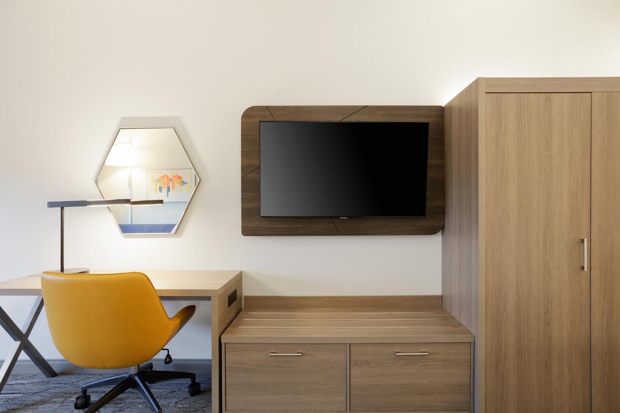 Holiday Inn Express Dallas Market Center By Ihg Экстерьер фото