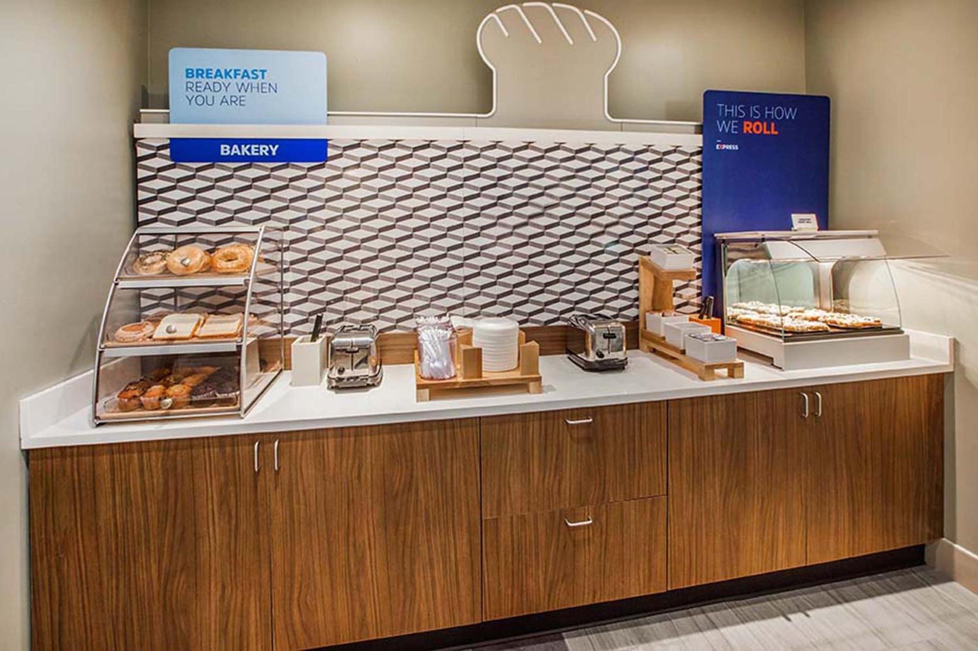 Holiday Inn Express Dallas Market Center By Ihg Экстерьер фото