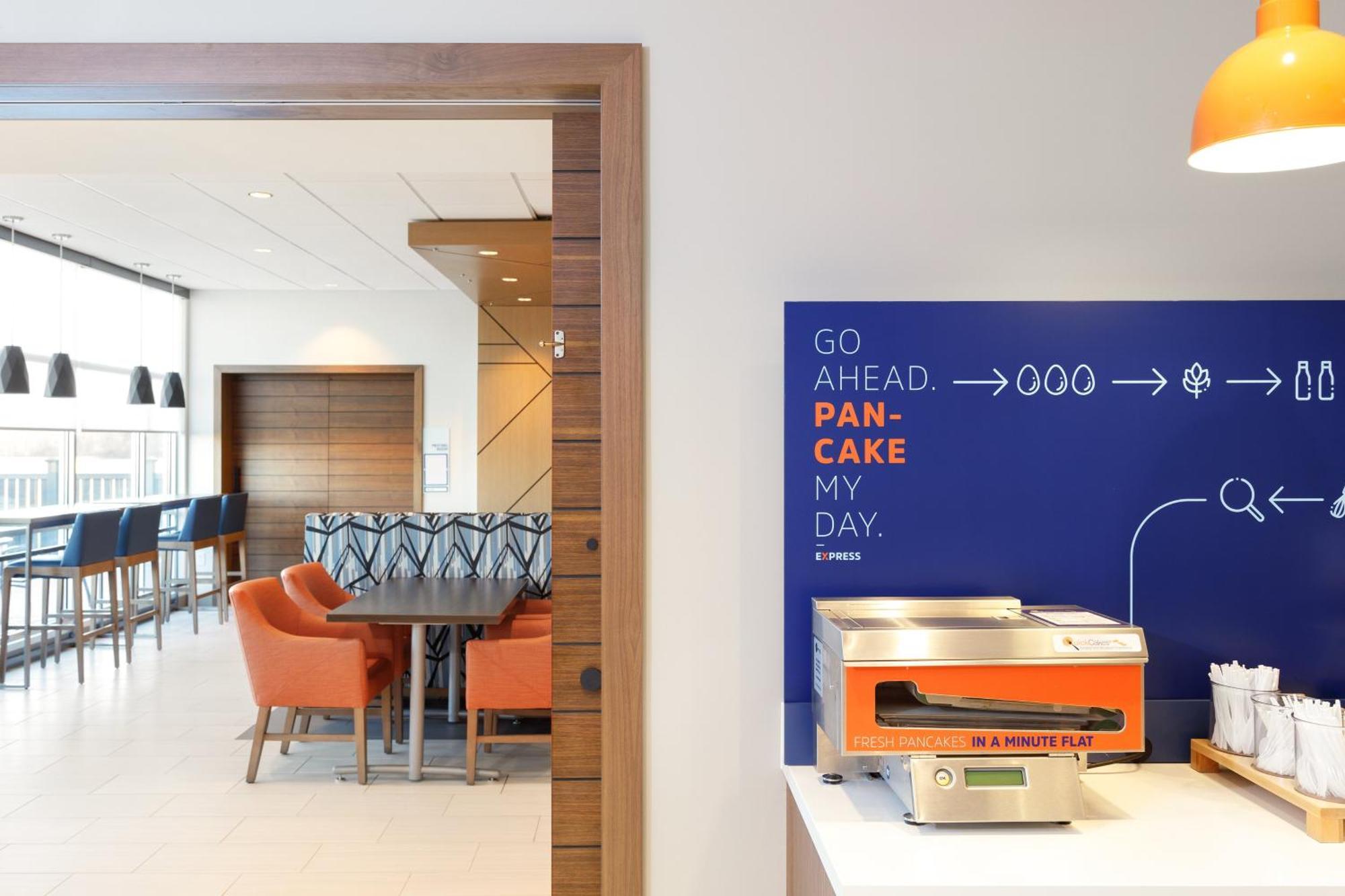 Holiday Inn Express Dallas Market Center By Ihg Экстерьер фото