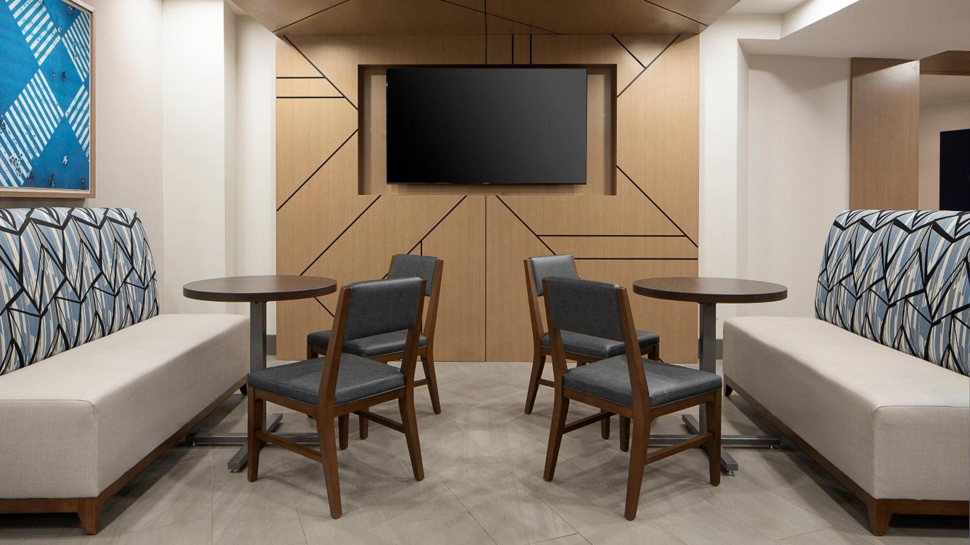 Holiday Inn Express Dallas Market Center By Ihg Экстерьер фото